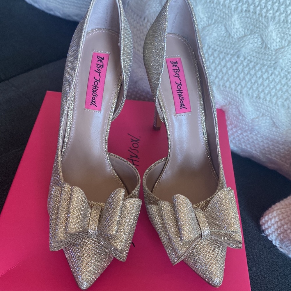 Betsey Johnson Prince gold Highhill shoes size 7